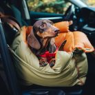 Prémium műbőr kutyaülés-magasító ágy